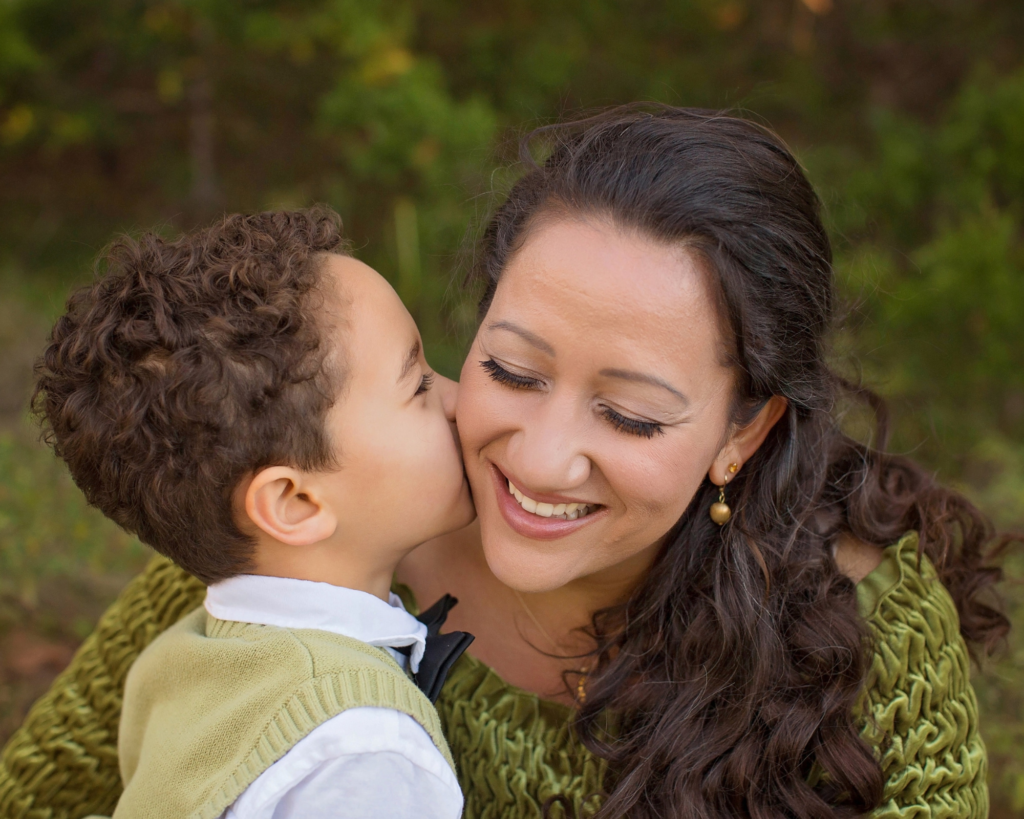 Toi aussi, tu es Tahitien si… 20 habitudes drôles typiquement Tahitiennes, un petit tahitien qui embrasse