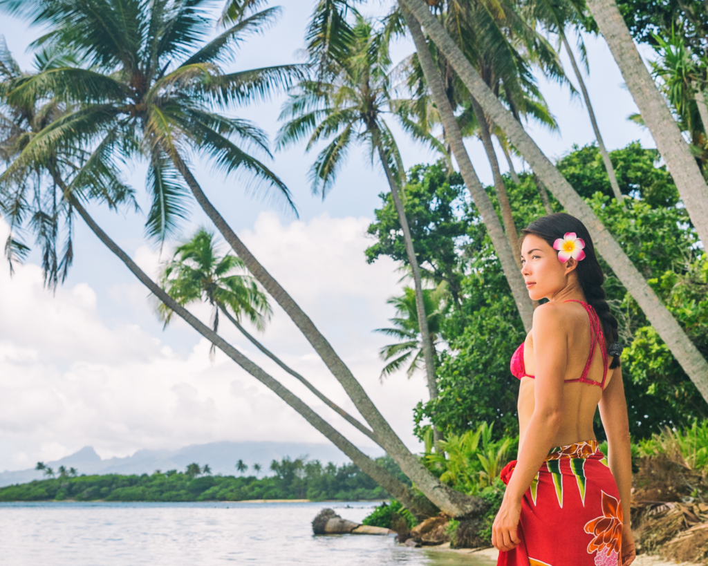 Toi aussi, tu es Tahitien si… 20 habitudes drôles typiquement Tahitiennes, tahitienne coiffée avec une fleur de tiaré