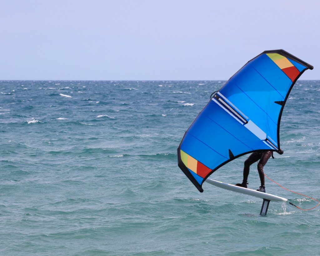 Les 15 meilleures activités nautiques à pratiquer à Tahiti et en Polynésie Française, le foil ou le wind foil