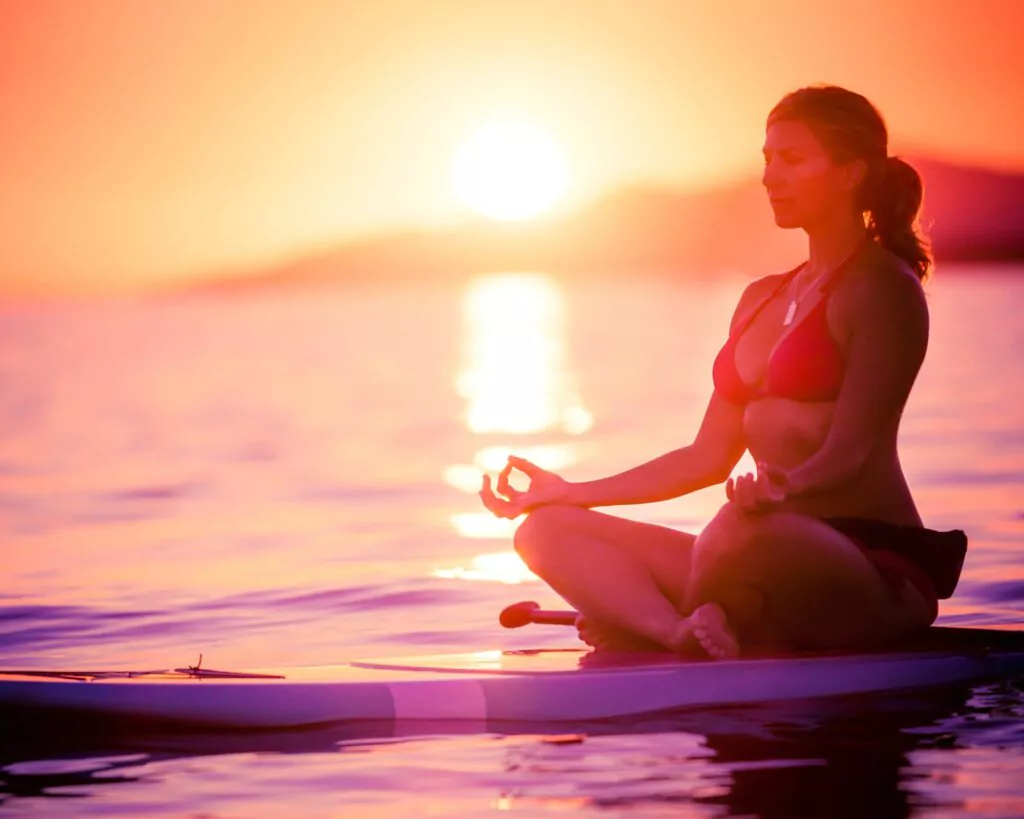 Les 15 meilleures activités nautiques à pratiquer à Tahiti et en Polynésie Française, paddle yoga